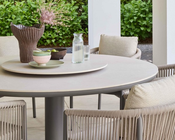 Applebee Melville Gartentisch