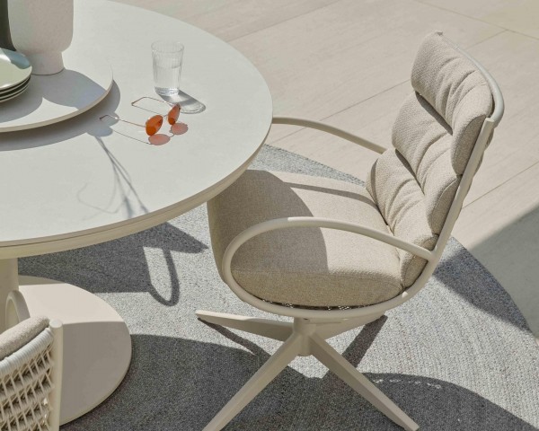 Applebee Melville Gartentisch