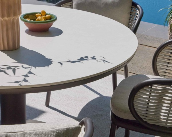 Applebee Melville Gartentisch