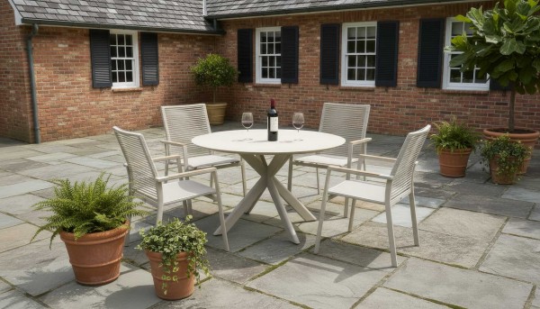 Zebra Mantis Gartentisch